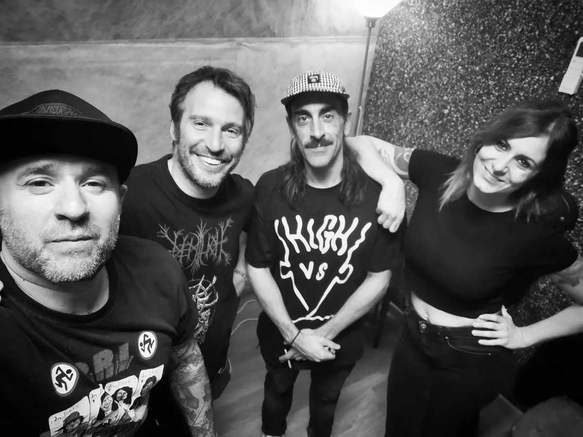 Autorretrato 2022:Camaradas jóvenas y modernas con lámpara de rincón.Os recordamos que este domingo estaremos en @menudofest junto a @theamoniako en @wurlitzerballroom celebrando Halloween.El evento está adaptado para niños (música más baja, pinturas, chuches y desfases varios).