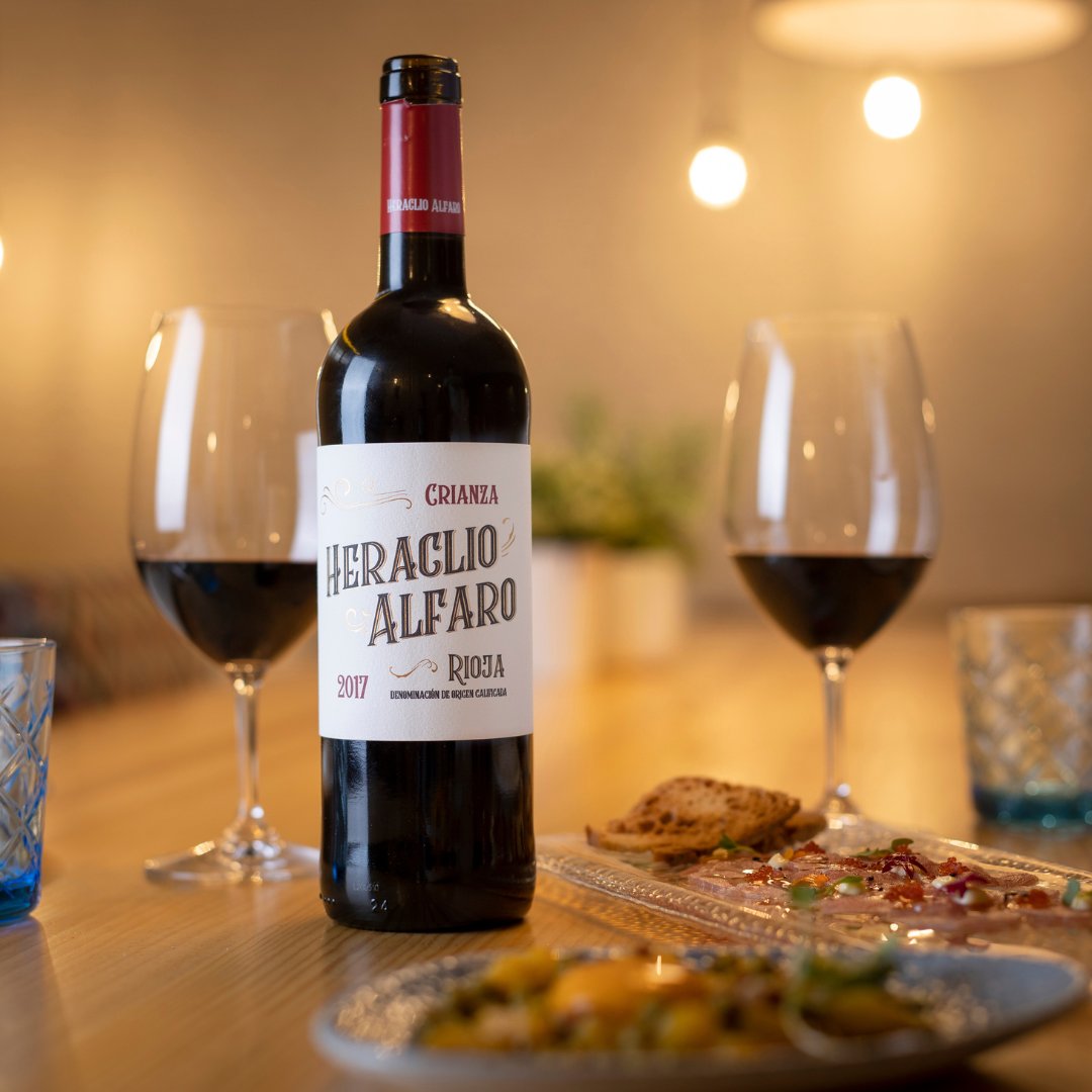 HeraclioAlfaro's tweet photo. #HeraclioAlfaro nos habla de la #Riojaoriental. Apegado a su terruño y con una crianza de 12 meses en barrica de roble, es perfecto para degustar con guisos tradicionales o pescados al horno 🍷
#Garnacha, #Tempranillo, #Graciano y #Mazuela
#GrupoTerrasGauda #RiojaDOCA #wine https://t.co/D1jLL6jdL9
