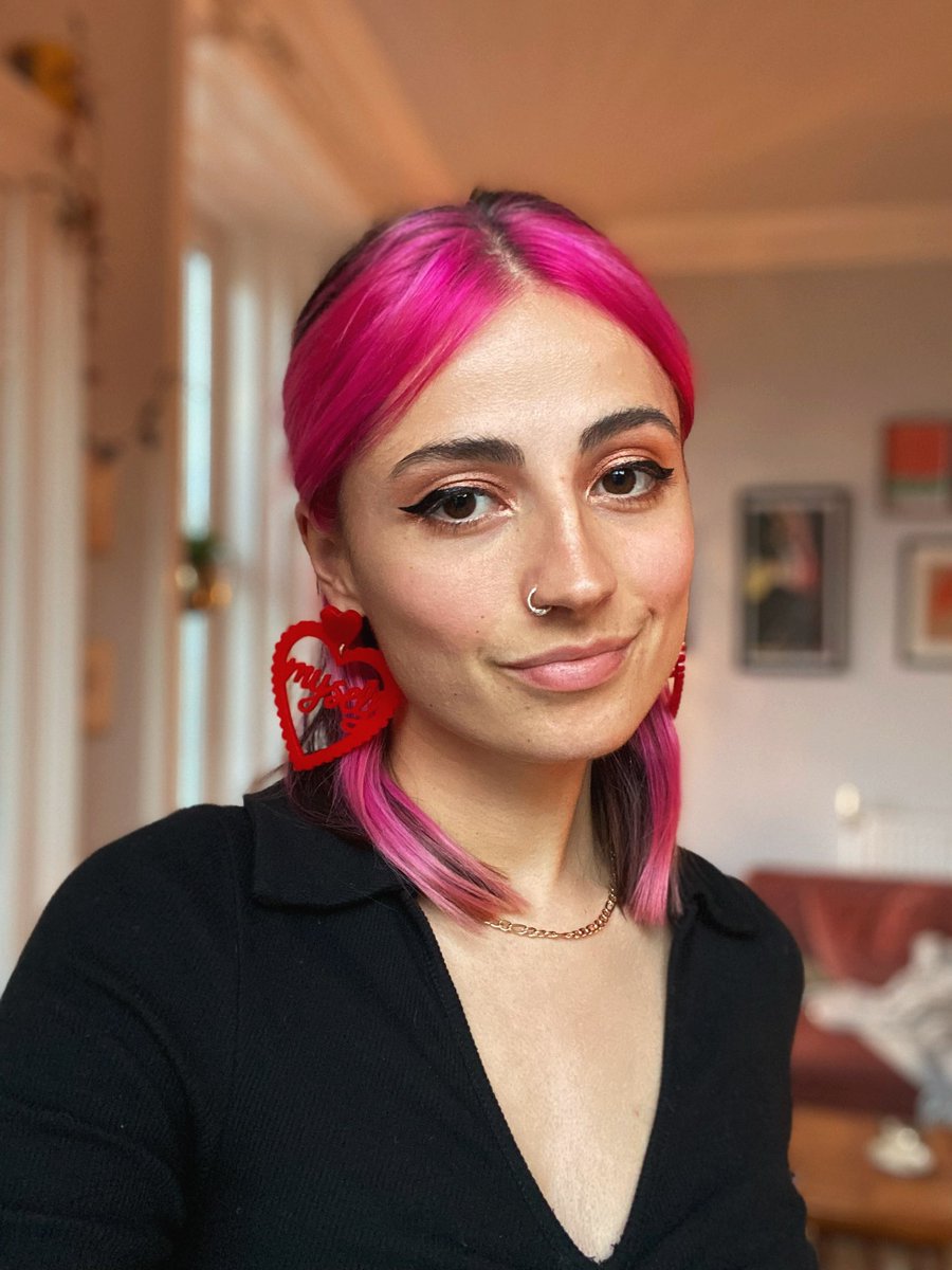 acid_que3n's tweet photo. I’m 25 today🎈 Teenage me could never have imagined myself at this age, thriving, healthy, working as an artist, feeling confident in myself and full of love!!!🥳 https://t.co/ng2TsnPUTL