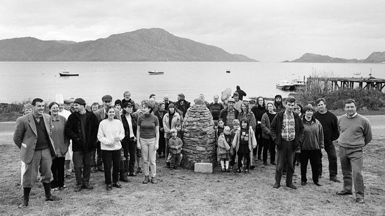 Scranlife's tweet photo. The Knoydart community launched a bid to buy what was left of the estate in 1997. This is almost the entire community outside Inverie Village Hall.
Knoydart is an 85 square mile mountainous area of the Lochaber district, between Loch Hourns & Nevis @HighlandCouncil #EYAcommunity https://t.co/YdUECx7SJ1