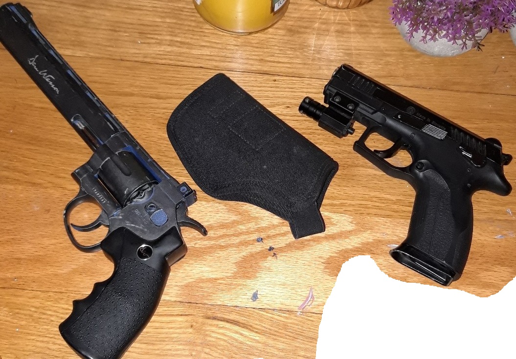ClevelandPolice's tweet photo. Air weapons, an off road bike and drugs were amongst items seized from a property on Fallow Close in Ingleby Barwick last week by @StocktonNPTs as part of #OpResolve 

A man arrested &amp; has been released pending enquiries. https://t.co/Wk22ymip2I