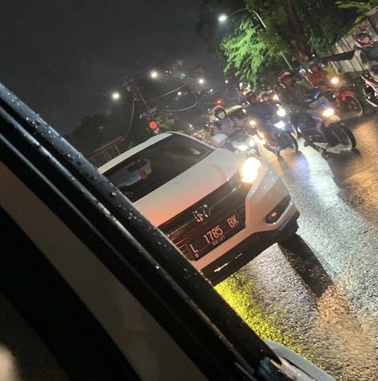 ridhonrftrh's tweet photo. Gaes mobilku ditabrak orang ini. Trus dianya kabur. Cara ngelacaknya gmn ya mohon bantuannya gaes cc @e100ss https://t.co/EhQFqrrDyk