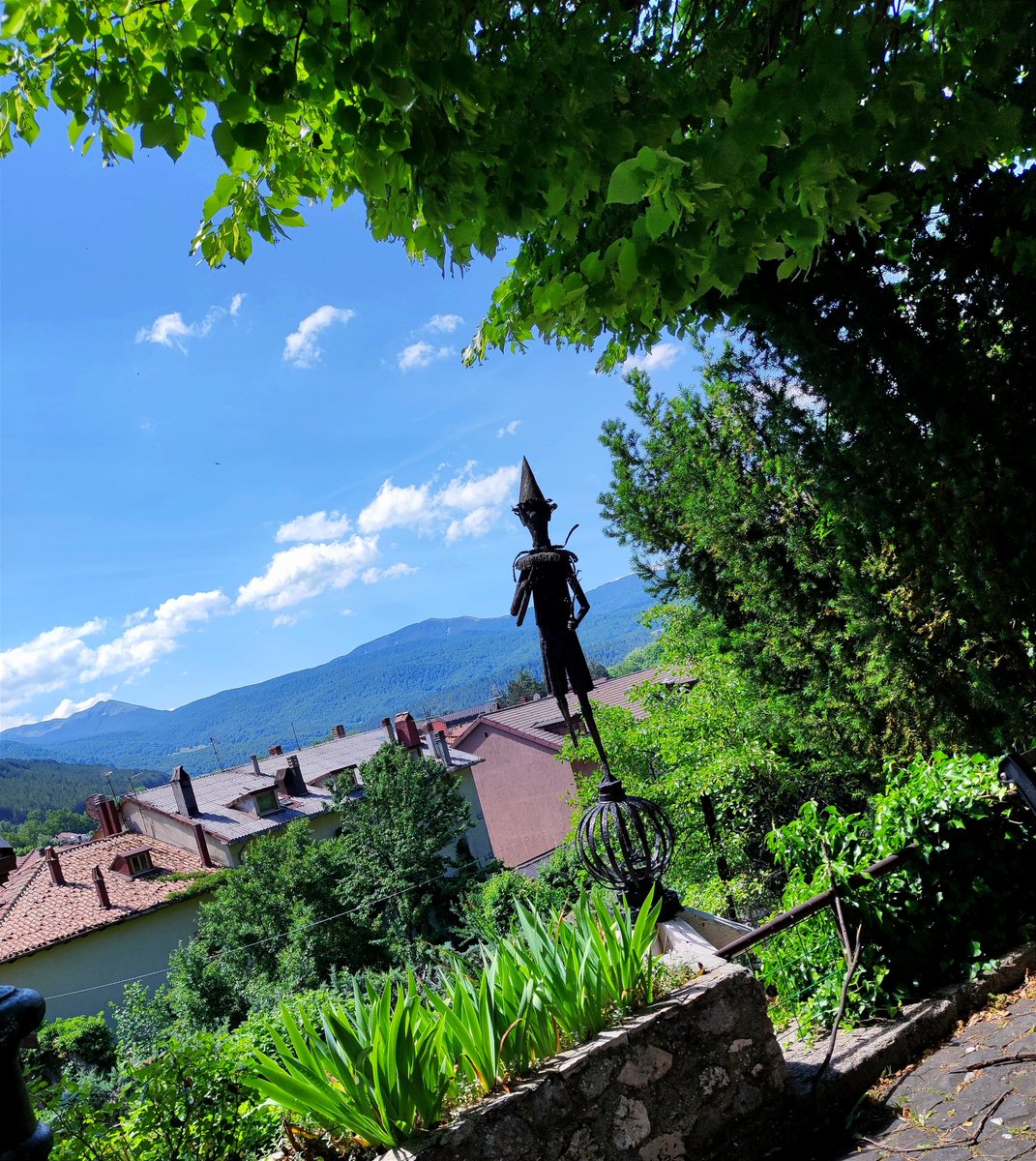 E bada Pinocchio, 
non fidarti mai troppo 
di chi sembra buono, 
e ricordati che c’è sempre 
qualcosa di buono in chi 
ti sembra cattivo.

Carlo #Collodi

#26ottobre 1890🥀
#pinocchio

📷#Abruzzo ❤️