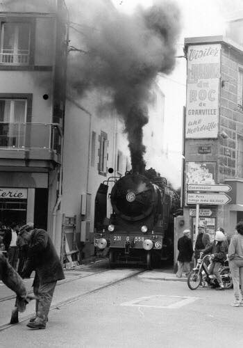 RETRO SNCF Le passage du train vapeur ds la ville, Archives de la Manche (Vers 1980)