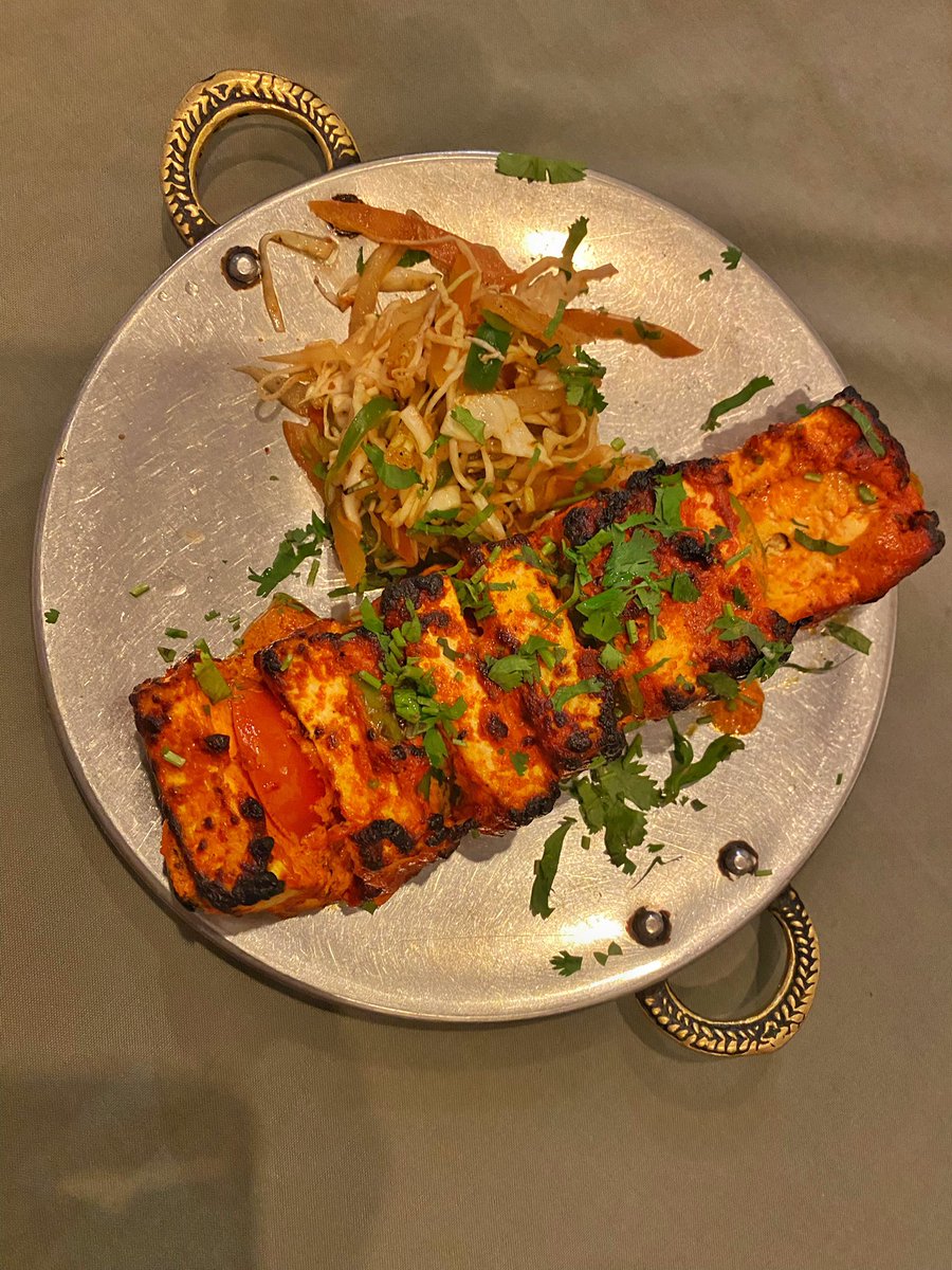 effwrites's tweet image. Stumbled upon this restaurant while in the area. Ordered Masala Papad, Paneer Tikka, the recommended Tawa Sabzi &amp;amp; Masala Chaas. Can’t believe I forgot about Mango Murabba! Also, one of the best Roti’s I’ve had, so soft and drenched in ghee 🤤

Grasshopper
maps.app.goo.gl/hRJ2TMaopXj8BE…