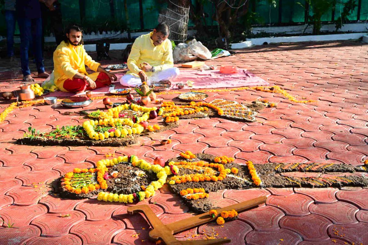 ॐ कृष्णाय वासुदेवाय हरये परमात्मने। प्रणत: क्लेशनाशाय गोविंदाय नमो नम:।। #गोवर्धन_पूजा के पावन अवसर पर निवास पर सपरिवार विधिवत् पूजन - अर्चन कर भगवान श्री कृष्ण से देश एवं प्रदेश की प्रगति और समृद्धि की कामना की।