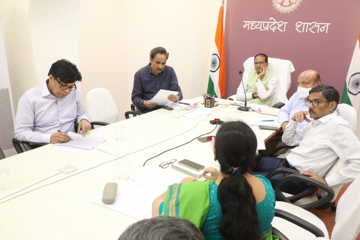मुख्यमंत्री श्री <a href="/ChouhanShivraj/">Shivraj Singh Chouhan</a> ने निवास पर वरिष्ठ अधिकारियों की उपस्थिति में सीएम राइज स्कूल की समीक्षा बैठक की व उनके बेहतर क्रियान्वयन हेतु आवश्यक निर्देश दिए।