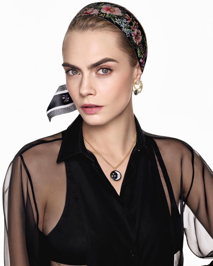 Dior (@Dior) on Twitter photo 2022-10-26 12:01:54 #DiorJoaillerie muse @CaraDelevingne in the Rose Céleste médaillons and earrings. With a shining sun and lullaby moon, they're two diamond-flecked sides of the same coin. See more from the Rose des Vents collection on.dior.com/rose-des-vents. #DiorJoaillerie muse @CaraDelevingne in the Rose Céleste médaillons and earrings. With a shining sun and lullaby moon, they're two diamond-flecked sides of the same coin. See more from the Rose des Vents collection on.dior.com/rose-des-vents.