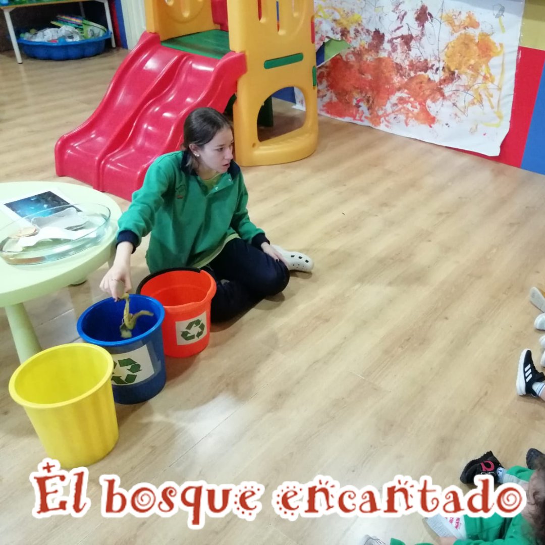 bosqencantado's tweet photo. 🌳¡En el #DiaMundialdelClima enseñamos a reciclar!♻️
En esta actividad enseñamos a los peques a reciclar con los cubos de colores 🚮 y simulamos un mar sucio y contaminado para enseñarles que no se tira basura al mar o que se recoge la basura antes que tirarla.😊
#DiadelClima https://t.co/SakRkExQXd