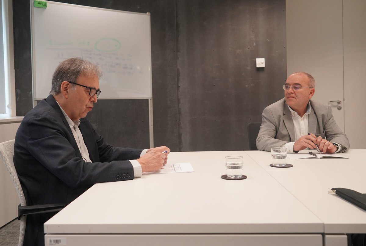 El ministro de Universidades, @subirats9, y el consejero del #CSN, Francisco Castejón, mantuvieron una reunión para abordar diferentes temas de ciencia ciudadana como la medida descentralizada de la radiactividad ambiental por parte de los ciudadanos. 📋bit.ly/3gFgq1D