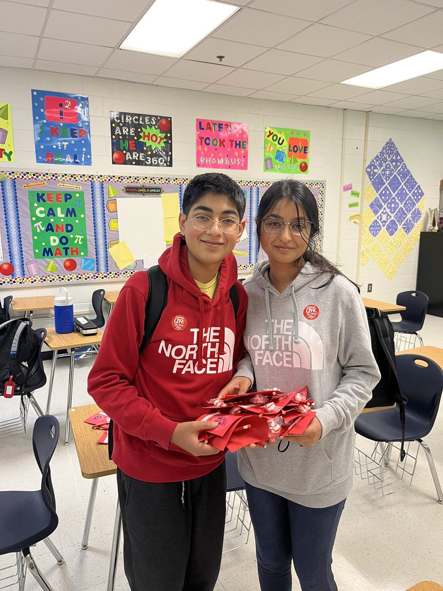 anoland314's tweet photo. Red Ribbon Week @hoochsadd handing out commit-mints to celebrating life drug free and safe driving! @Cougar_Captain @HoochHappenings https://t.co/cALjivNdpD