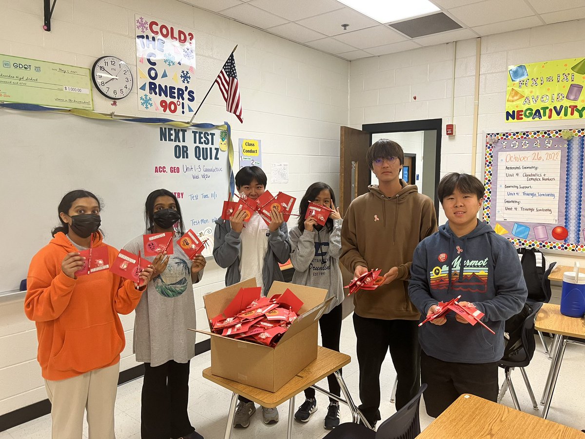 anoland314's tweet photo. Red Ribbon Week @hoochsadd handing out commit-mints to celebrating life drug free and safe driving! @Cougar_Captain @HoochHappenings https://t.co/cALjivNdpD
