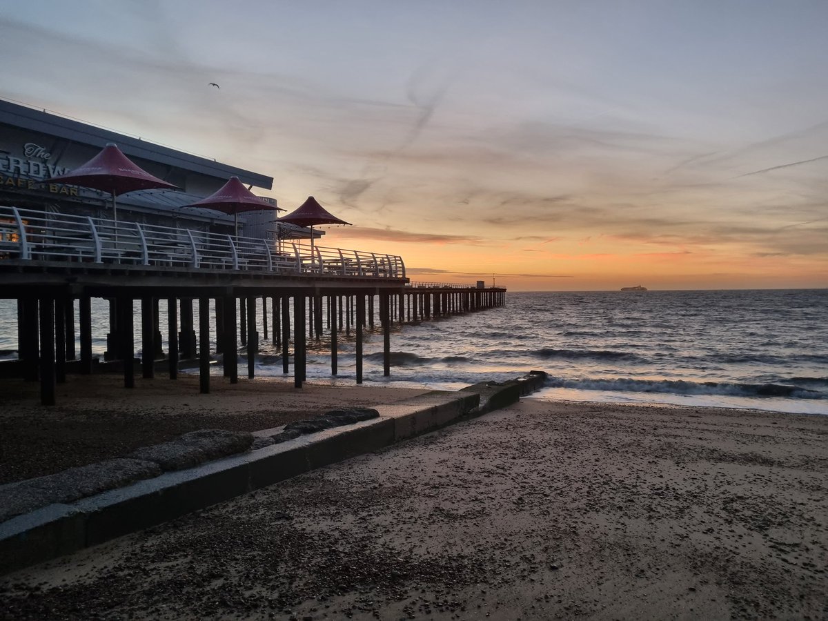 PhotosbyRobG's tweet photo. @StormHour @RMetS @RainViewer Felixstowe pier taken this morning at about 7.20am https://t.co/lFKF7EGZC4