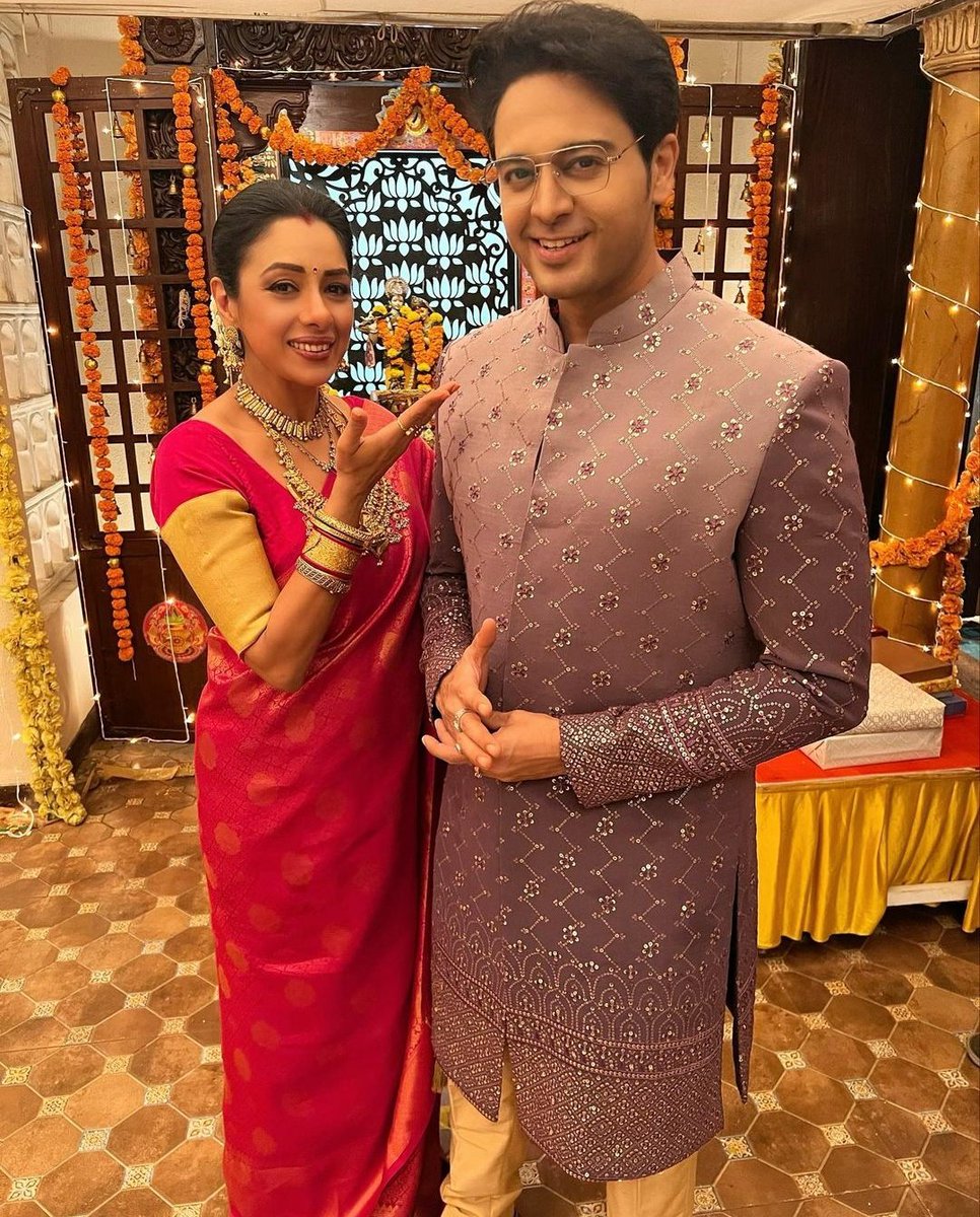 Lakshmi Narayan ka joda after all😍🙌 Anu's jewellery is soo pretty & royal🔥🤩 I just can't take my eyes off from the ghar ki lakshmi's divinely beautiful look for laxmi puja🥺🔥❤ & Anuj always nailing the traditional look to perfection💥🙌 #Anupamaa #MaAn