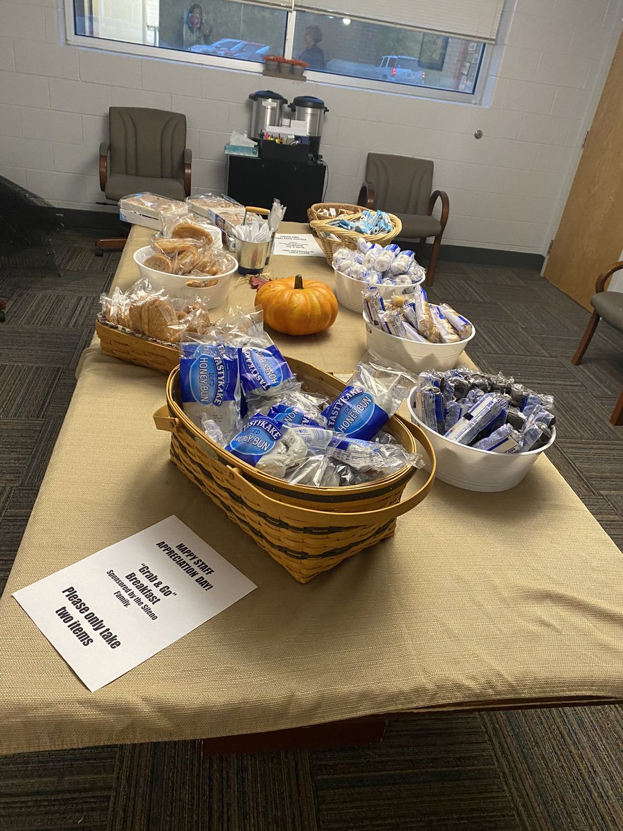 CarrieOakley's tweet photo. It’s a great day to be at Holston Middle! #TeacherAppreciationWeek https://t.co/D61yIsauqd