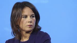 Annalena #Baerbock heute über den #Iran: , "Mit einem Staat, der so #menschenverachtend vorgeht, kann es kein 'Weiter so' geben." Wie verlogen (oder machtbesessen) muss man sein, um gleichzeitig  #Waffenlieferungen an #Saudi-Arabien zu genehmigen?
#Gruene #Gruenen