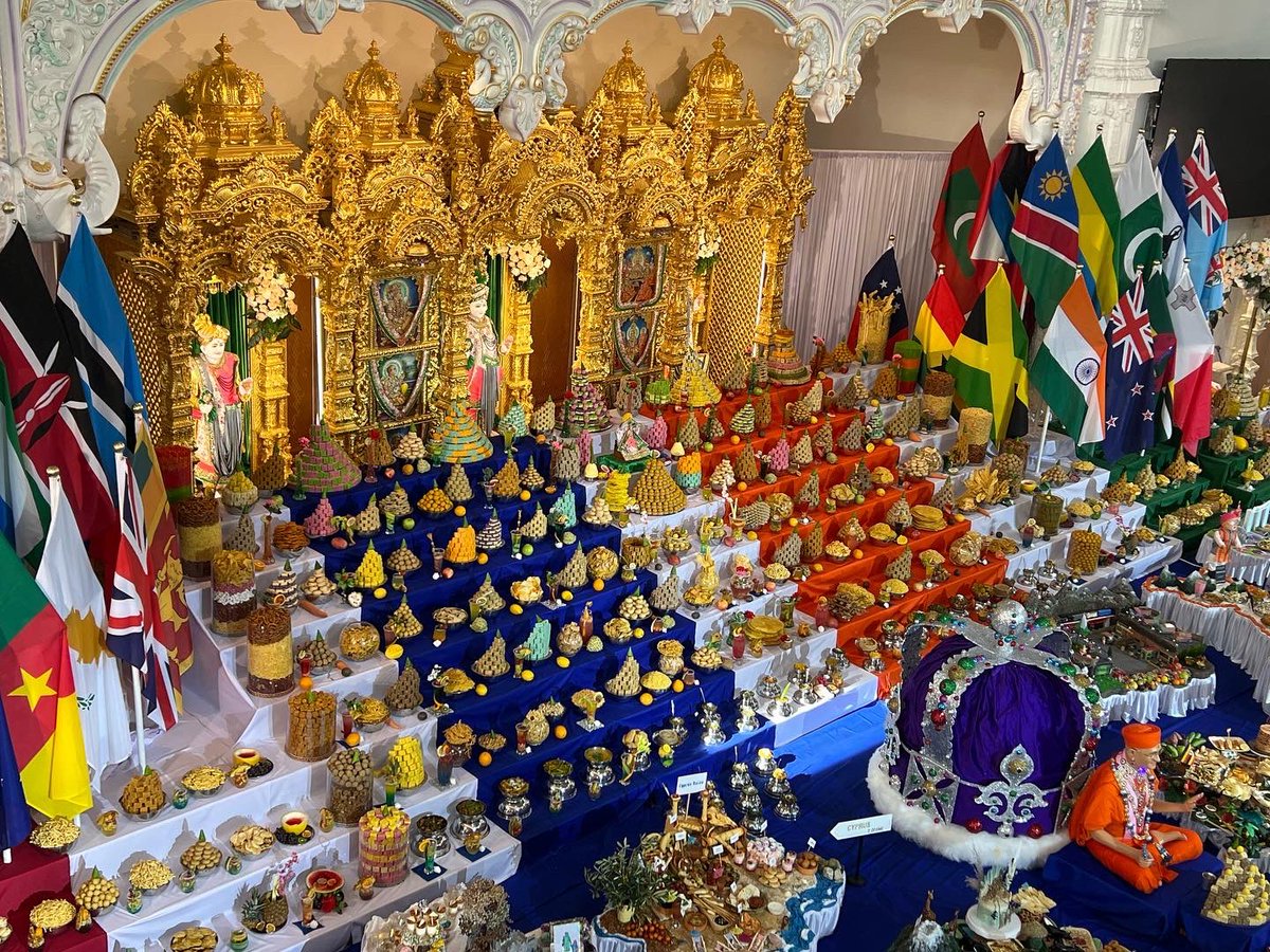 SGadiLondon's tweet photo. England #Cricket legend, Angus Fraser, takes in the spectacular sights of the #Commonwealth themed annakut. Angus has been a huge advocate of @SwamibapaCC - brilliant to have him at #KingsburyMandir on #HinduNewYears 🏏 @Middlesex_CCC https://t.co/Hksp0KyDzd