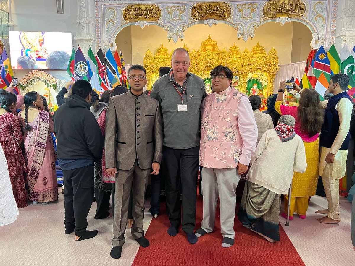 SGadiLondon's tweet photo. England #Cricket legend, Angus Fraser, takes in the spectacular sights of the #Commonwealth themed annakut. Angus has been a huge advocate of @SwamibapaCC - brilliant to have him at #KingsburyMandir on #HinduNewYears 🏏 @Middlesex_CCC https://t.co/Hksp0KyDzd