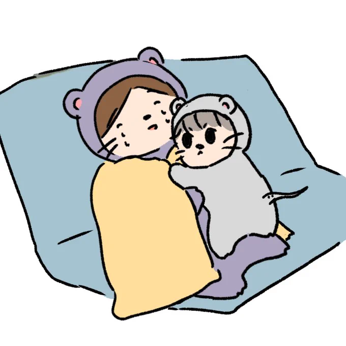 悪寒がして毛布に包まってたらいつも暴れん坊な末っ子くんが優しくよじ登ってきてそっとくっ付いてきてくれた…温かい〜 