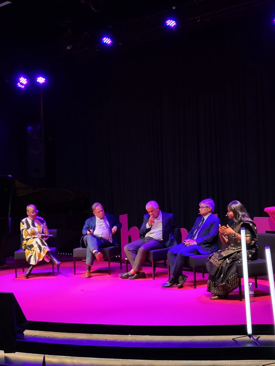 The Sustainable cities discussion forum has moved onto a panel discussion, lead by Denise Wall. How to move from talks to actions? Follow the livestream at: go.unu.edu/2qpOc #HundrEDSummit #SustainableHelsinki