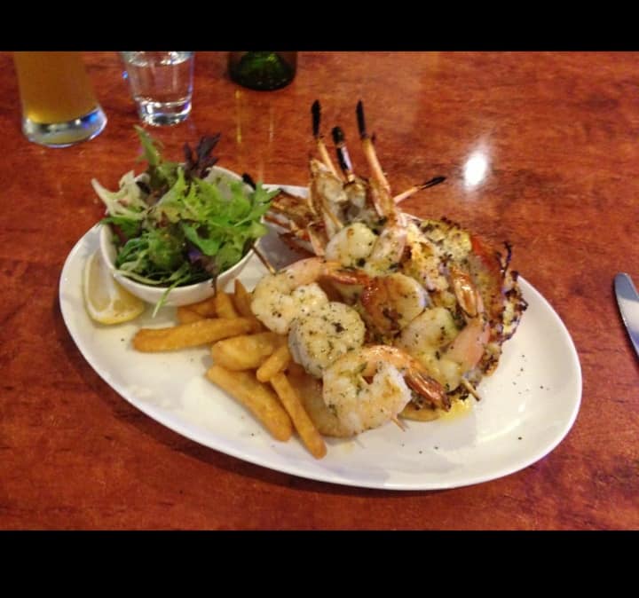 Annlizz8's tweet photo. 😻Today I visited a Lil place called Santini Bar &amp; Grill,  A pretty Futuristic eatery, worth every Penny. 🥹💯💥
#gratitude   #wednesday  #dinnertime #perthfoodies #crayfish #prawns #saladbowl https://t.co/ti7dGSG6YT