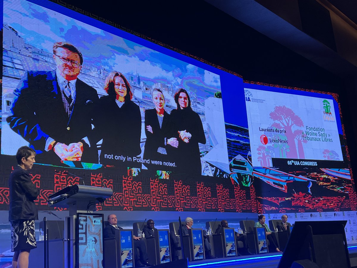 Remise du Prix État de droit de l’UIA en coopération avec LexisNexis par <a href="/jrscottlegal/">Jacqueline Scott</a>, Directrice Générale <a href="/UIAdefense/">UIA-IROL (The UIA Institute for the Rule of Law)</a> et Sébastien Bardou, Director of Strategy EMEA <a href="/LexisNexisFr/">LexisNexis France</a> à
Mohamed El-Baqer et à la
Fondation « Wolne Sądy » (Tribunaux Libres)
#UIADakar
