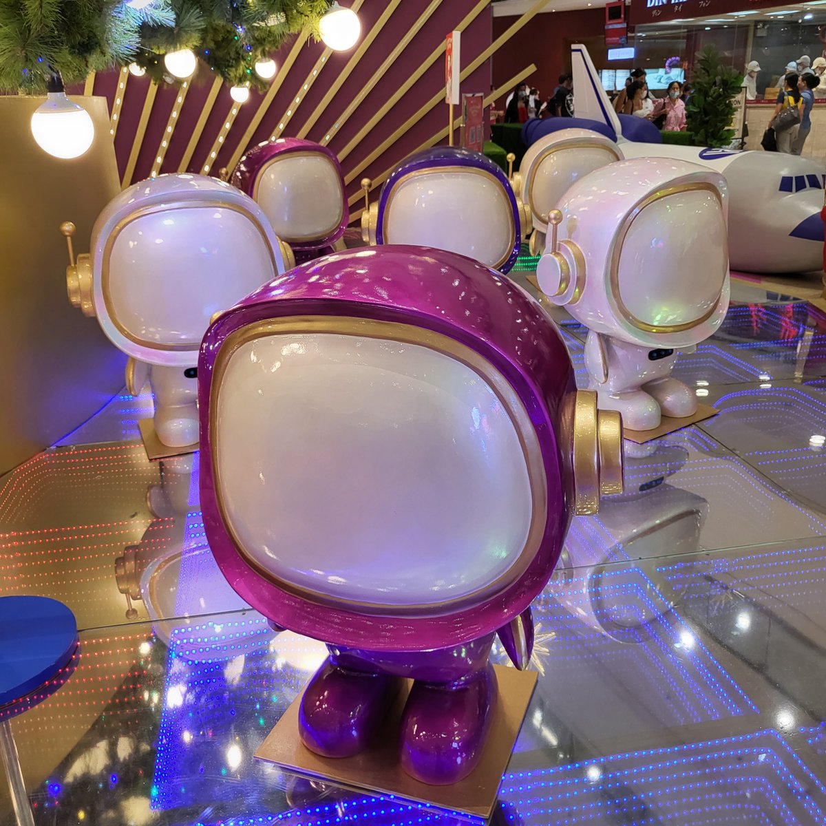 jinnn_rv's tweet photo. Here at SM Megamall and I saw this astronaut themed figures! Naiyak ako!!! Tas pag lingon ko sa likod may nakita akong army friend, edi sabay kami umiyak! HAHAHAHAπ #armythings #JIN https://t.co/r9ZtQp2k3J