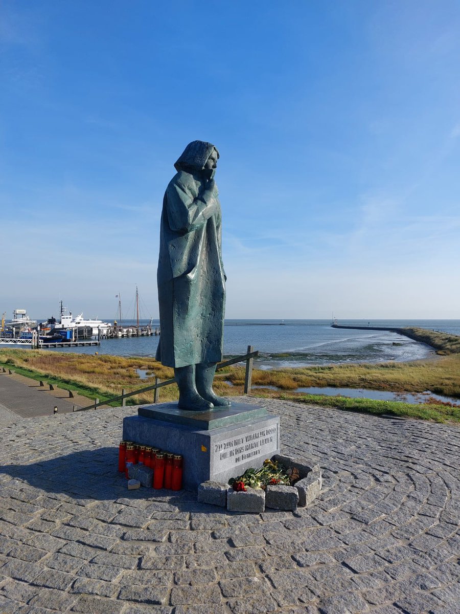 Veel mensen vragen ons waar zij bloemen kunnen leggen voor de slachtoffers van het bootincident tussen de Tiger en watertaxi de Stormloper 💛 Dit kan bij het Zeeliedenmonument, aan de rand van West-Terschelling.