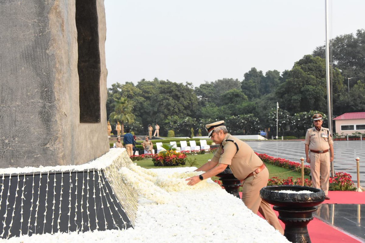 journomitalli1's tweet photo. @CISFHQrs commemorated its Bravehearts at #NationalPoliceMemorial (NPM)
#ShriSheelVardhanSingh, #DGCISF felicitated the families of CISF bravehearts

@IPS_Association @HMOIndia @PMOIndia @rashtrapatibhvn @VPSecretariat @SaharaSamayNews @PIB_India @PIB_India https://t.co/FyIPgJGtCB