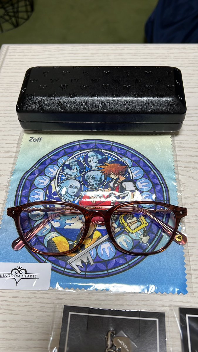 65468264's tweet photo. キングダムハーツ20周年Samanthaコラボ、Zoffコラボメガネ👓今日どっちも受け取った!
メガネは、カイリと20周年バージョン
サマンサは、チャームのみ、、、やっぱり財布買えばよかった😥
たまごっち予約忘れたの心残り、、、💦
#_KINGDOMHEARTS #20周年
#キンハーコラボ #Zoff
#Samantha https://t.co/iEt3rDTML3