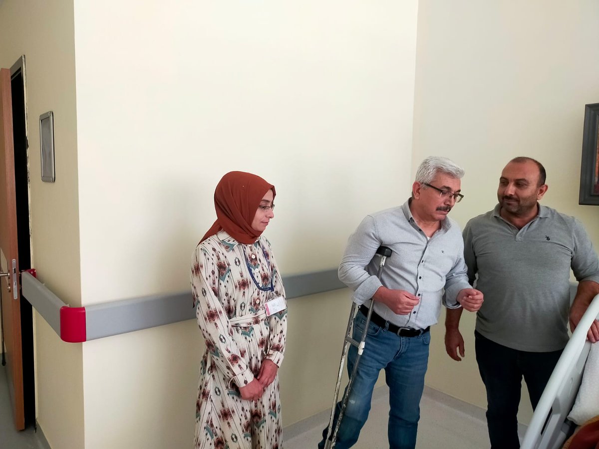 26 Ekim Hasta Hakları Günü kapsamında hastanemiz yataklı servislerinde hasta ve hasta yakınları ziyaret edildi ve Hasta Hakları konusunda bilgilendirmeler yapıldı.