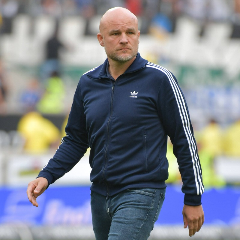 s04's tweet photo. ℹ️ Sportdirektor Rouven Schröder verlässt mit sofortiger Wirkung den FC Schalke 04. Der Architekt der Aufstiegsmannschaft hatte den Vorstand darüber informiert, dass er den Club aus persönlichen Gründen vor Ablauf des Vertrags verlassen möchte ⬇️

#S04
