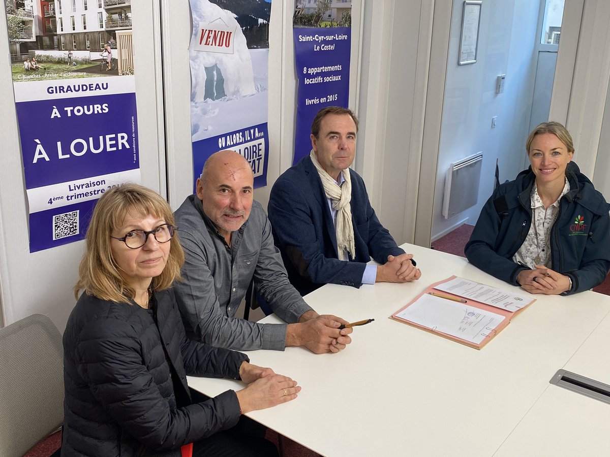 ValloireHabitat's tweet photo. [Trajectoire #BasCarbone]
V.Henneron DG #ValloireHabitat #ActionLogement signe une convention avec Mr Paris propriétaire et le CNPF représenté par P.Girard.
L'objet est de participer financièrement au boisement pour développer les #puitsCarbone et agir positivement sur le climat. https://t.co/0TrPzcdokE