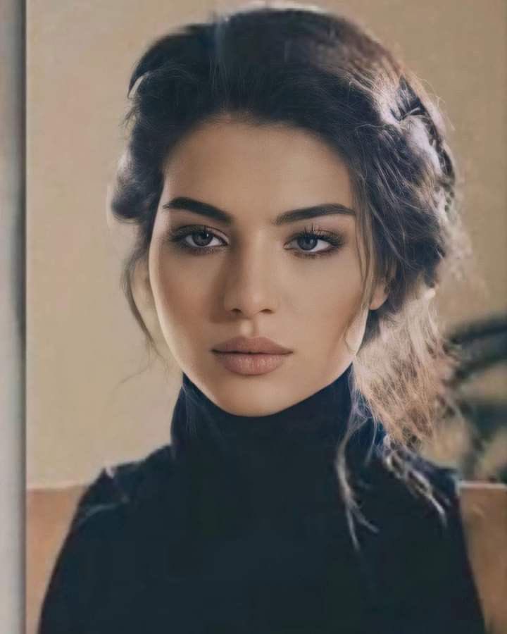 عزيزي الذي تتباهى بضعفها أمامك " 
كل إمرأة تملك ثوب القوة في خزانتها توفره للمناسبات السعيدة " 
لا تبهرها بقسوتك كي لا تبهرك بإطلالتها الأخيرة ....