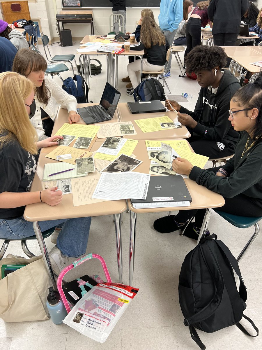 👋 Twitter. Haven’t posted in a minute.

Solving crimes in Criminal Justice today. 

1st Criminal Justice Club meeting November 9th, after school, in room 835.