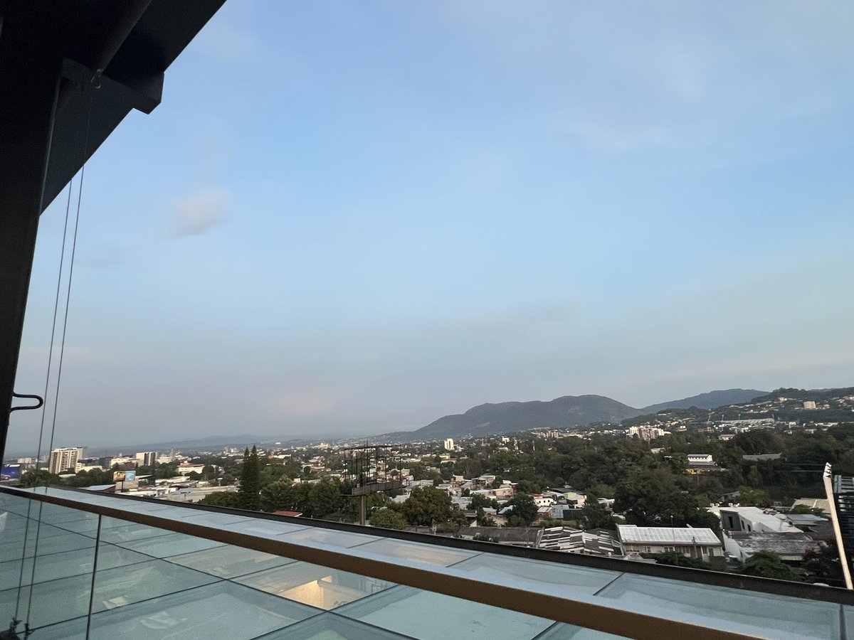 BarkersRobert's tweet photo. Dinner looking over the city San Salvador! #BruttoElSalvador https://t.co/qJqAjPY68N