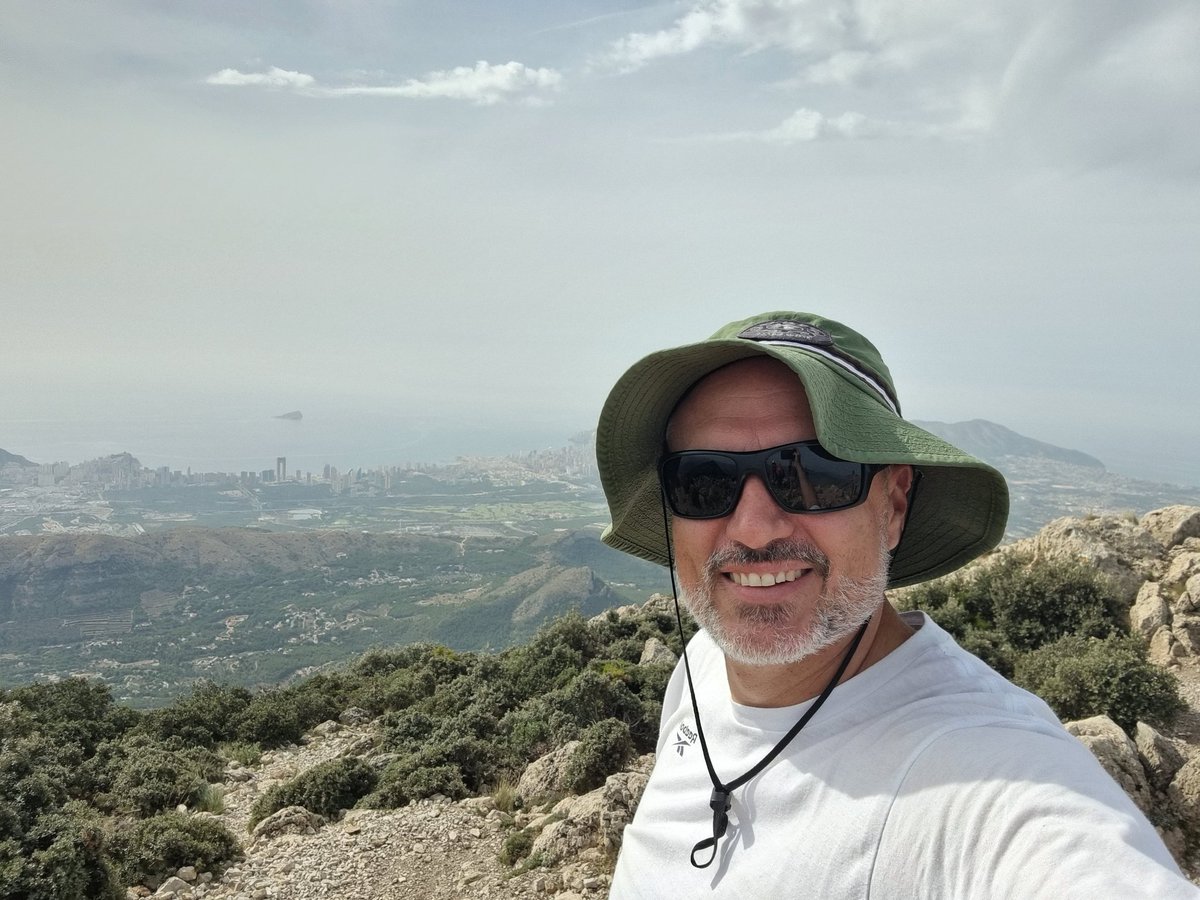 fernandoreverte's tweet photo. Hoy un #teambuilding especial. Un gran equipo en la oficina y fuera de ella! https://t.co/6waqYaMitj