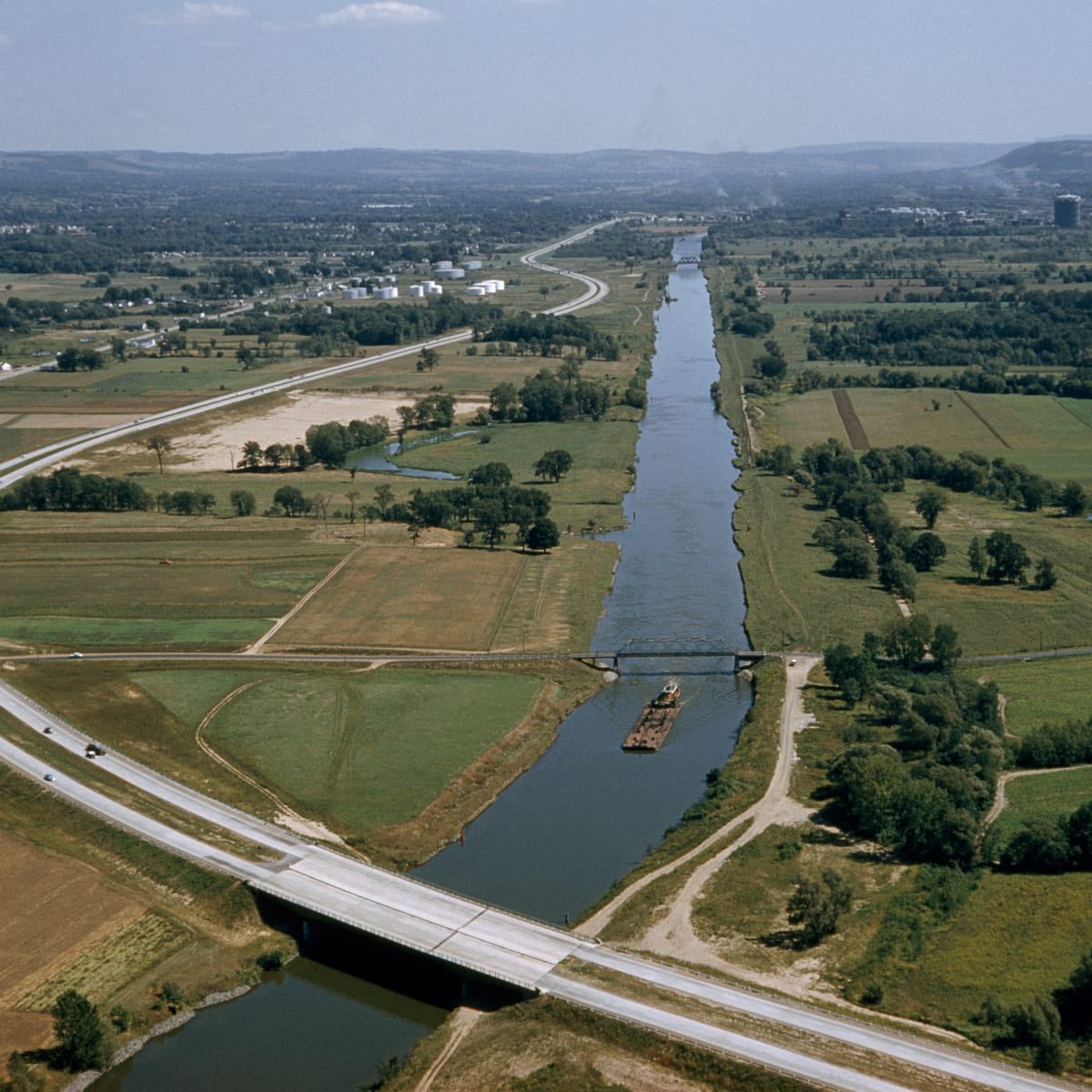 CorinnePulitzer's tweet photo. #OTD in #NYCHistory, in 1825, the #ErieCanal was completed linking #LakeErie & all the #GreatLakes to the #HudsonRiver & #NY On a budget of $17M secured by Gov #DeWittClinton the canal spans 363 miles & its completion helped to speed up the dev of the West. #ErieCanalMuseum https://t.co/nwSF1Rq2Vc