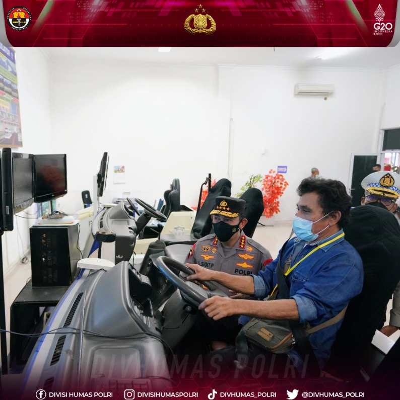Jamin Pelayanan Prima, Kapolri Sidak Satpas SIM di Jakbar

Kapolri Jenderal Polisi Drs. Listyo Sigit Prabowo, M.Si., melaksanakan inspeksi mendadak (sidak) ke Satpas SIM milik Polda Metro Jaya di Daan Mogot, Jakarta Barat, Rabu (26/10).