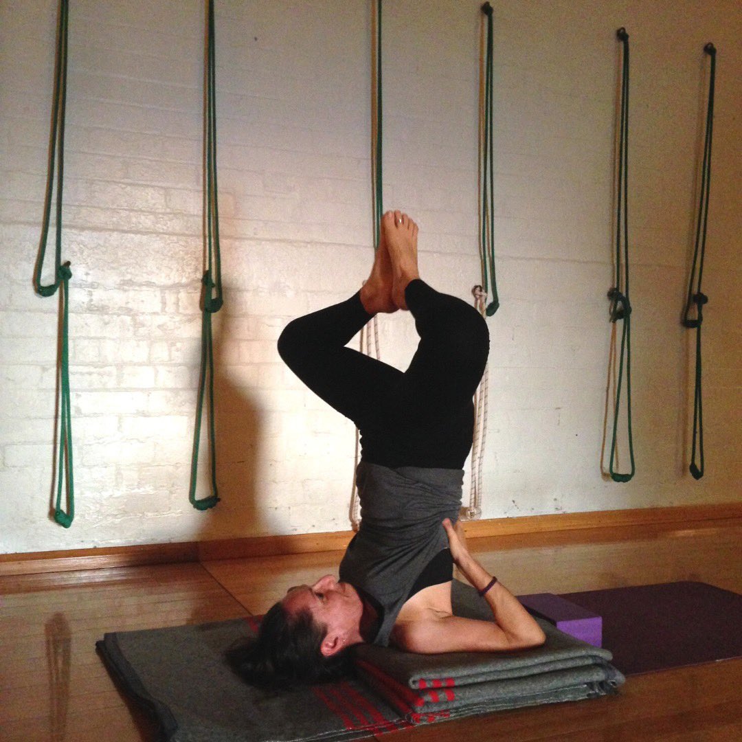 YogaToGoStudio's tweet photo. 🙃 Salamba Sarvangasana variations can be challenging, but they also allow us to remain in the pose for longer to experience greater benefits!
Come and learn the practice of yoga inversions, safely and with lots of support: https://t.co/HCHConsGXf
#iyengaryoga #shoulderstand https://t.co/ZtoUpGpfr9