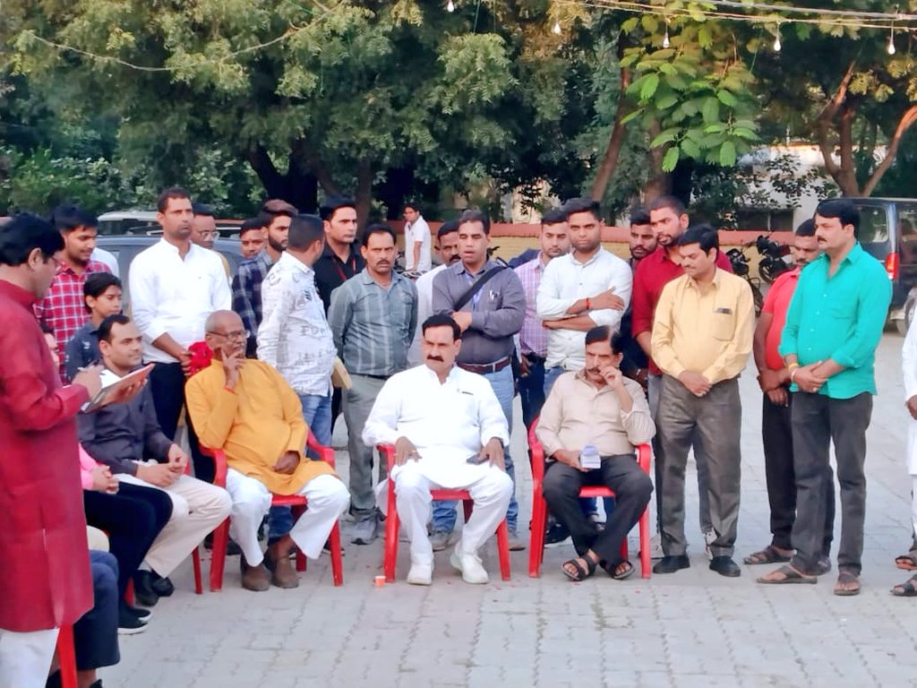 drnarottammisra's tweet photo. डबरा के लक्ष्मीनारायण मंदिर में अन्नकूट समिति की बैठक में शामिल हुआ।

बैठक में आगामी दिनों में होने वाले कार्यक्रम की तैयारियों और व्यवस्थाओं पर विस्तृत चर्चा की। https://t.co/rwcyZ9MhEA