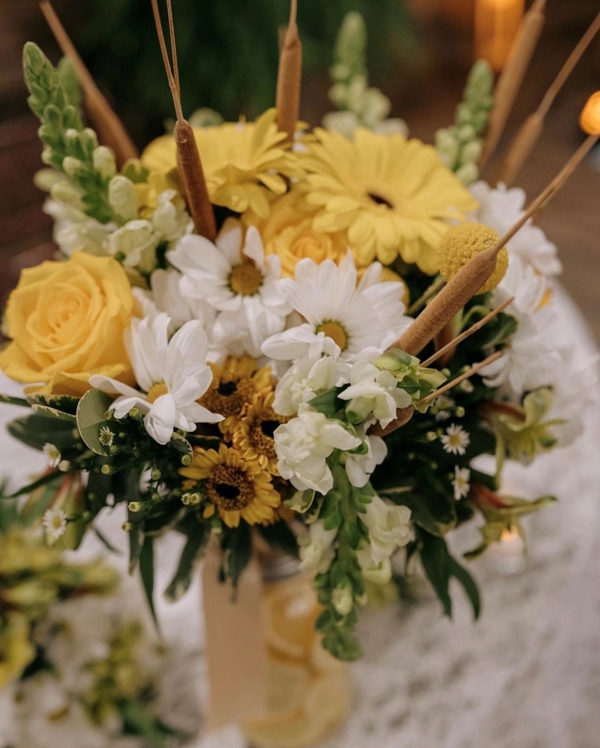 CDCFloral's tweet photo. Easy Peasy Lemon Squeezy!
Who knew adding something a little sour to something so sweet could look so fabulous! 😍 These centerpieces are sure to catch your eyes!

#florals #floridaflorist #centralfloridaflorist #flowers #eventflorals #eventflowers https://t.co/5Eu4N5lKZA