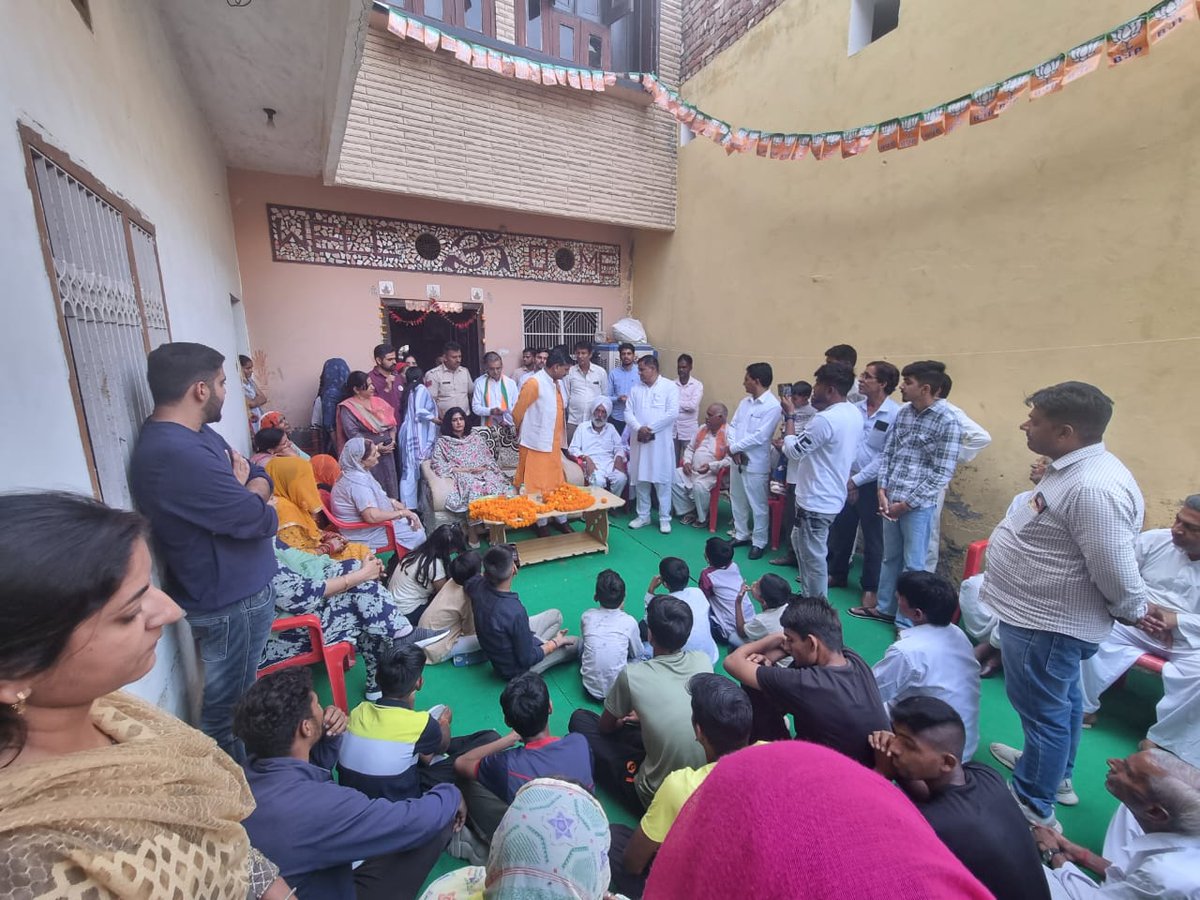 KRISHANKBEDI's tweet photo. #आदमपुर_की_पहचान_भव्य_बिश्नोई 

पूर्व विधायिका श्रीमती @bishnoi_renuka जी के साथ आदमपुर की वाल्मीकि बस्ती में जनसंपर्क कर @bbhavyabishnoi को जीत दिलवाने की अपील की। https://t.co/y3oW1DHGSf