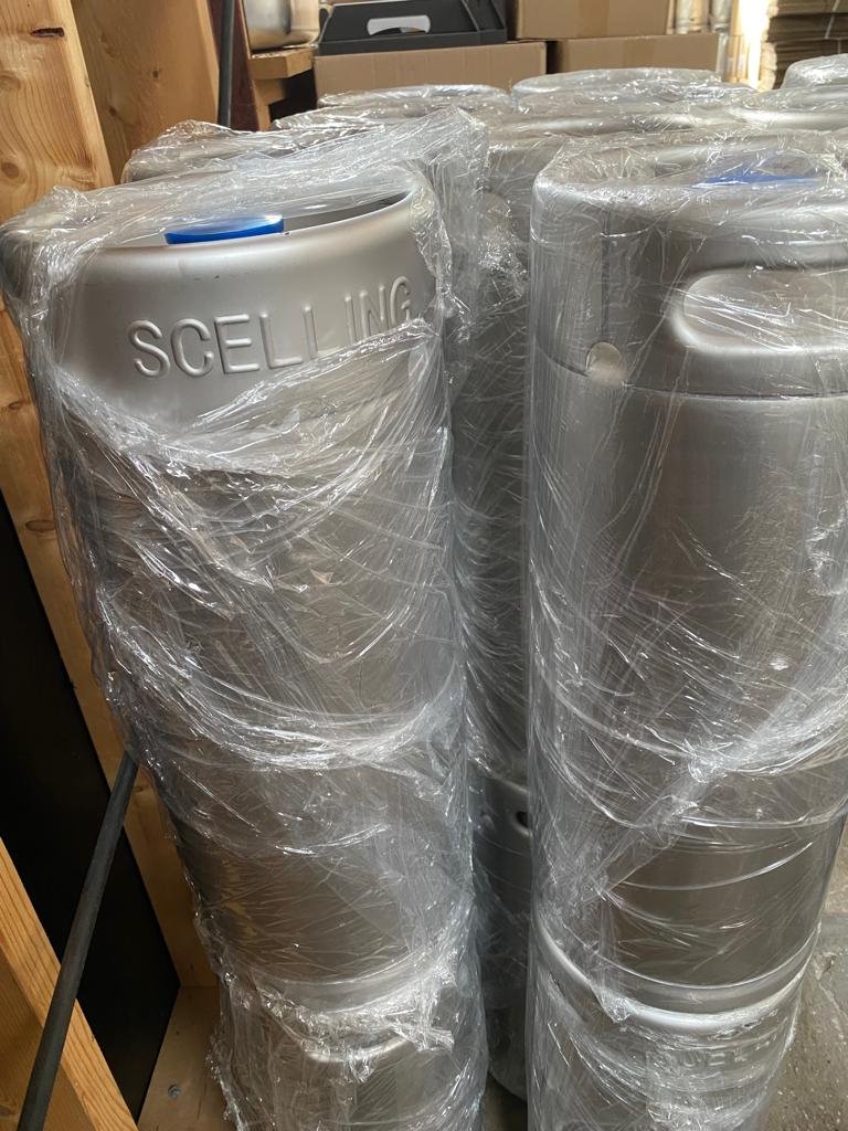 Na een wereldreis van een jaar, zijn onze moderne gisting/lager tanks en onze Scelling fusten dan eindelijk aangekomen. 🙂