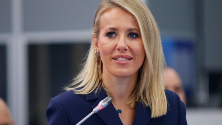 убежала, что ли, радость наша?

пишут, что Ксения Собачк покинула Россию, 
выехав в Литву через Белоруссию

интересно, чего испугалась?