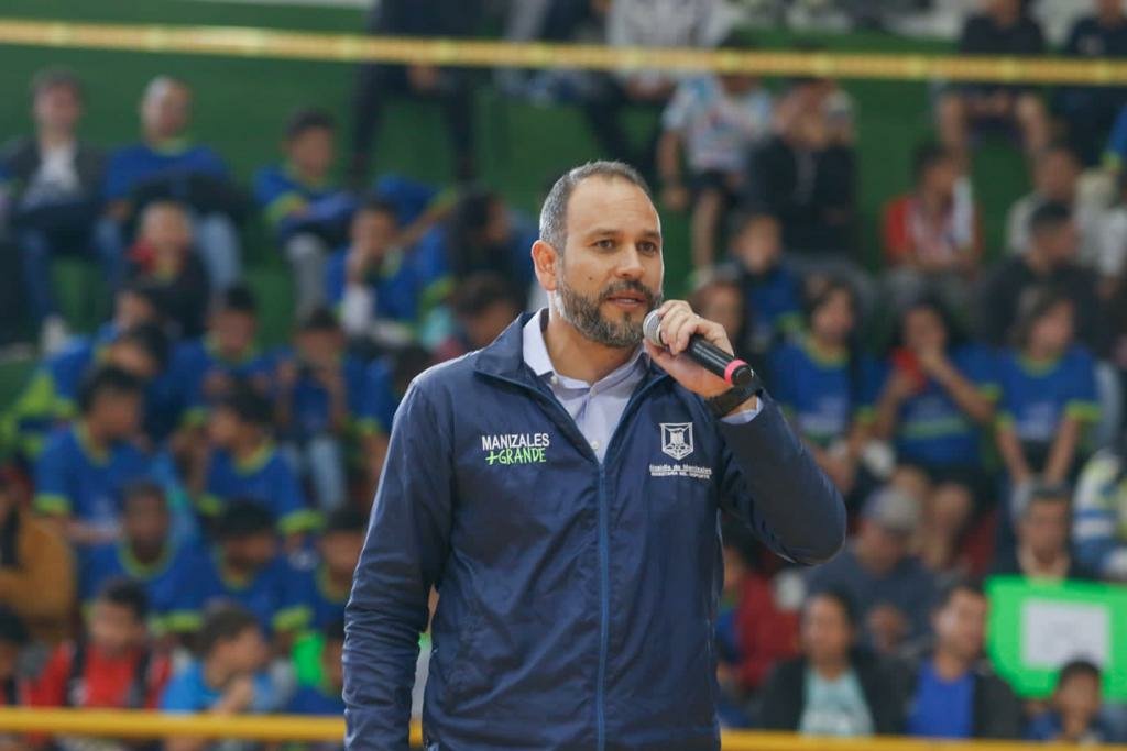 #Atención
Carlos Alberto Arias Jiménez, <a href="/CAriasDeporte/">Carlos Alberto Arias</a>, presentó su renuncia al cargo de secretario del Deporte de Manizales, el cual desempeñó durante más de dos años, para participar como candidato en las próximas elecciones. En el hilo sus logros más destacados: ⬇️