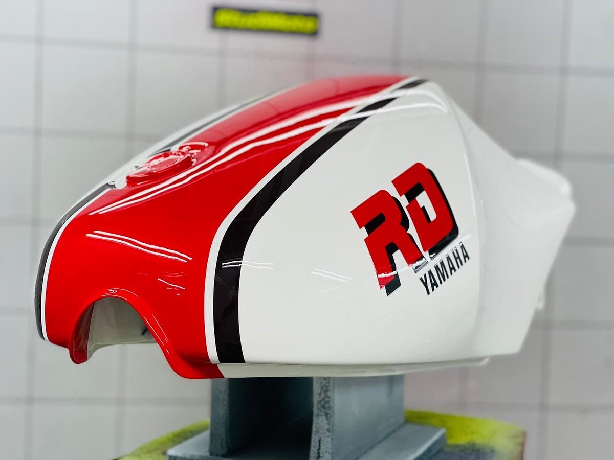 studimoto's tweet photo. Juzga por ti mismo.
Acabados full flama en la restauración de carrocería para Yamaha RD 350cc 31k de 1985.
Cliente feliz!!!!!
#YamahaRD350 #MotoClasica #DosTiempos #StudiMoto #ReparoDepositos #RestauramosMotos #Restauracion #Barcelona #AcabadosPremium https://t.co/Fu2igWfBoW