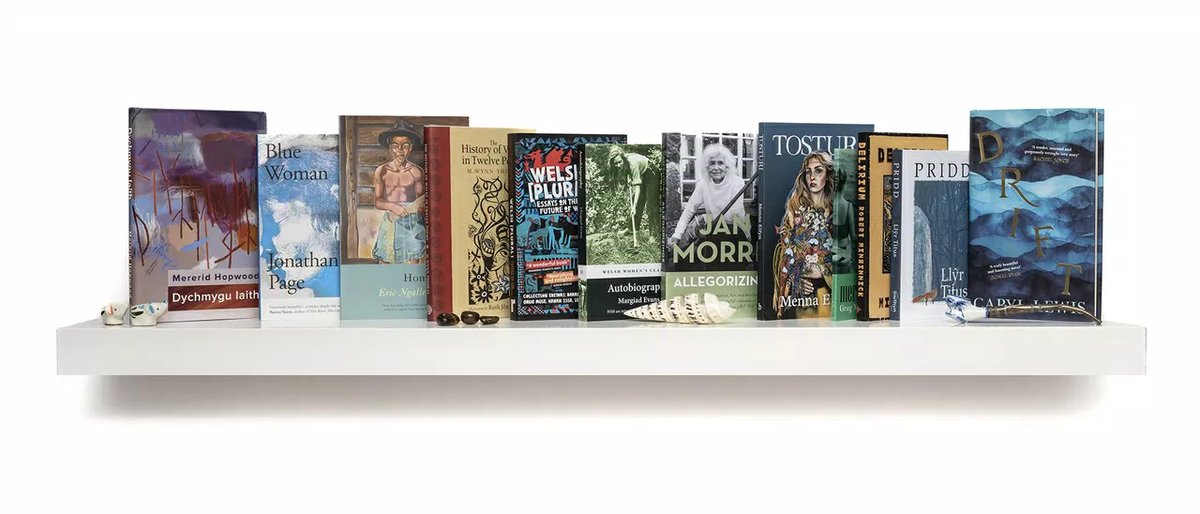 GEvansJones's tweet image. Gwych gweld cymaint o lyfrau gwych ar Silff Lyfrau @walesliterature ar gyfer Hydref 2022!

Llongyfarchiadau'n enwedig, @LlyrTitus (#Prdd), Grug Muse (#merchyllyn), @iestyn_tyne, @rapclassroom, @hanan_issa_ (#WelshPlural), Mererid Hopwood (#DychmyguIaith) ac @yomadene (#Homelands)