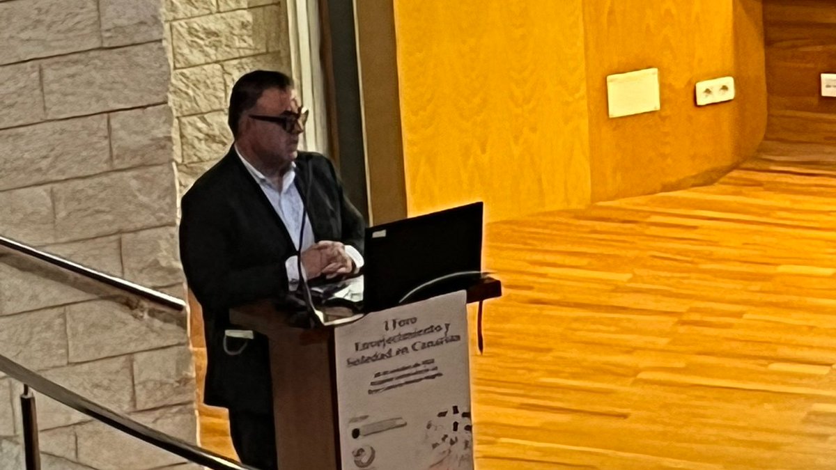 OdSalud's tweet photo. Conrado Domínguez @cdomtru, Director de @SanidadGobCan ha incidido en la necesidad de afrontar la soledad no deseada y el aislamiento con un modelo de trabajo orientado hacía una atención transversal, de calidad y sostenible.

#EnvejecimientoYSoledad #OdSalud #NegrinInnova https://t.co/bPcSS2O6kj