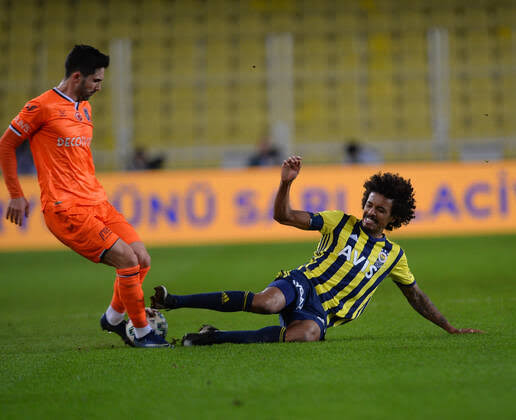 Bahattin Şimşek 2020'de oynanan Fenerbahçe - Başakşehir maçında Fenerbahçeli Gustavo'ya kırmızı kart vermemişti, VAR çağırmıştı yinede sarı kart kararını değiştirmemişti. Okan Buruk o dönem Başakşehir teknik direktörüydü ve oyundan atılmıştı.